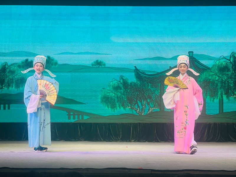 祝塘中心小學(xué)：?jiǎn)⒚餍″a班村鎮(zhèn)巡演暨匯報(bào)演出圓滿舉行