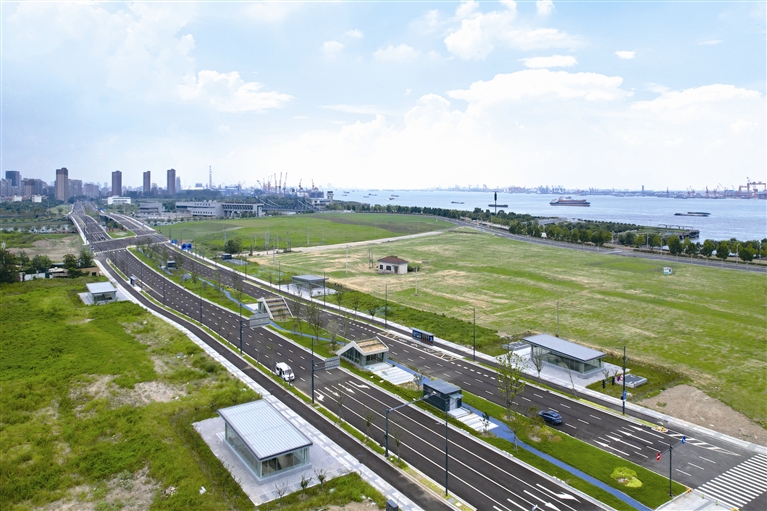 林蔭大道建成通車(chē)